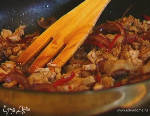 Влить в сковороду соевый соус и наршараб, поперчить и перемешать. 