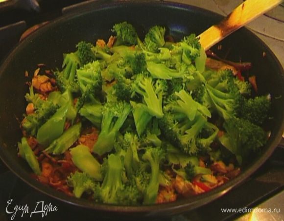 Добавить к индейке брокколи и немного воды, в которой она варилась, еще раз перемешать и прогревать пару минут.