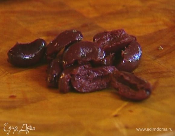 Оливки освободить от косточек и измельчить руками.