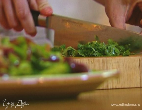 Кинзу мелко порубить.