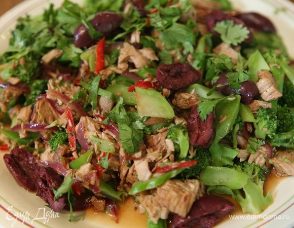 Выложить салат на тарелку, сбрызнуть оливковым маслом, посыпать измельченными оливками и кинзой.