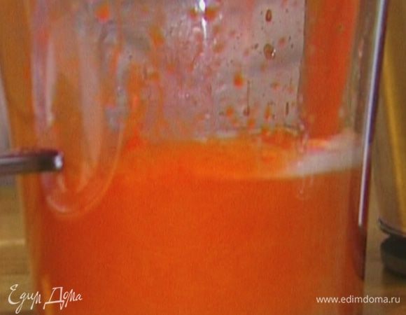 Выжать сок из капусты и моркови.