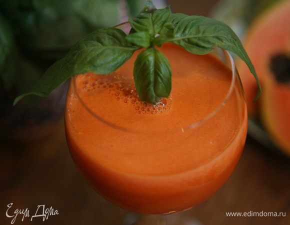 Разлить сок в бокалы и украсить базиликом.