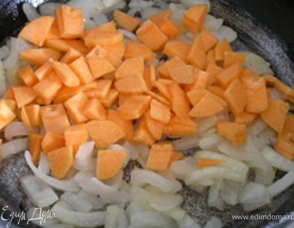 Тем временем обжарить на растительном масле лук, добавить морковь,