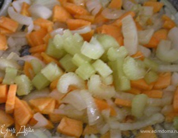 сельдерей, тушить 10 минут. Добавить овощи в кастрюлю с горохом за 20 минут до окончания варки.