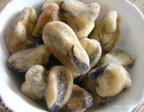 Мидии, неразмораживая, добавить в кастрюлю за 7-10 минут до окончания варки. Посолить, поперчить, добавить лавровый лист.