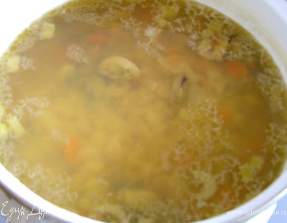 В конце варки добавить нарезанный чеснок и подавать к столу.