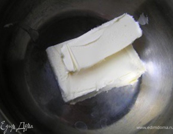 Сливочное масло выложить в кастрюльку, растопить на медленном огне, добавить щепотку соли,