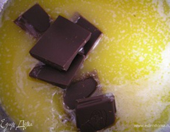 затем поломанный на кусочки шоколад, растопить, постоянно помешивая.