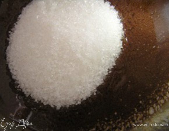Добавить сахарную пудру (у меня был сахар), размешать до полного растворения.