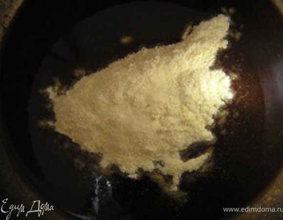 Затем добавить кукурузную муку, перемешать.