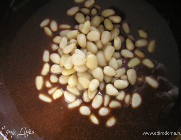 Всыпать кедровые орешки, перемешать.