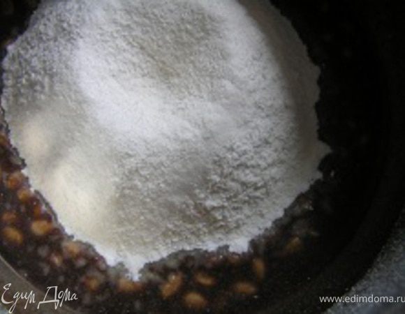 Добавить пшеничную муку, замесить тесто.
