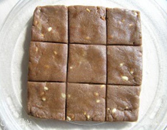 Выложить на смазанный маслом поднос СВЧ, придать форму квадрата, обратной стороной ножа сделать надрезы.