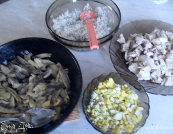 Приготовьте фарши.Для куриного сварите курицу, отделите мякоть от костей, нарежьте ее и заправьте маслом.
Для рисового фарша сварите рассыпчатый рис, запрвьте его маслом, добавьте 1/4 ч. рубленных яиц, часть рубленной зелени, соль и перец.
Для грибного фарша обжарьте грибы на небольшом кол-ве масла.
Яичный фарш приготовьте из рубленных вареных яиц, масла, зелени, соли и перца.