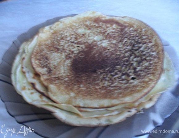 Для блинчиков яйцо разотрите с сахаром и солью, разведите молоком и всыпьте просеянную муку.Замесите жидкое тесто и испеките 4 блинчика.