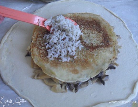 Слоеное тесто раскатайте в пласт толщиной 4-5 мм. и вырежьте 2 лепешки.На лепешку меньшего диаметра уложите блинчик.