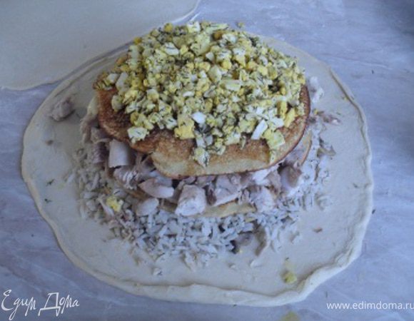 На блинчик уложите разные фарши, прослаивая их блинчиками.