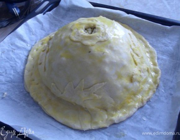 Край нижней лепешки смажьте яйцом, накройте ее второй лепешкой, края плотно прижмите, но не защипывайте.Курник смажьте яйцом, украсьте фигурками из теста.Вверху сделайте дырочку,чтобы пирог "дышал", это уже меня мама научила, когда делала курник по нашему семейному рецепту, но этот рецептик чуть позже:)Итак, вернемся к приготовлению.Пирог смажьте яйцом еще раз и выпекайте до золотистой корочки при 210-230*С.