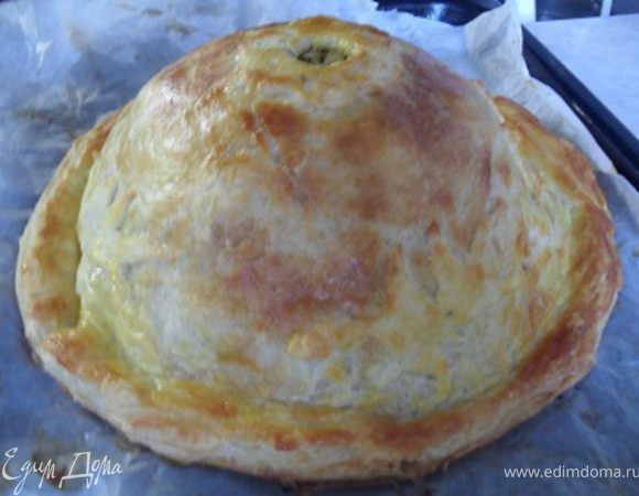 Готовому курнику дайте немного остыть и подавайте, порезав на порции.Рекомендую подавать со сметанным соусом.Приятного аппетита!:)