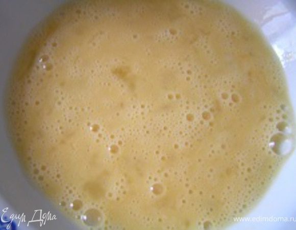 Яйцо взбить вилкой,