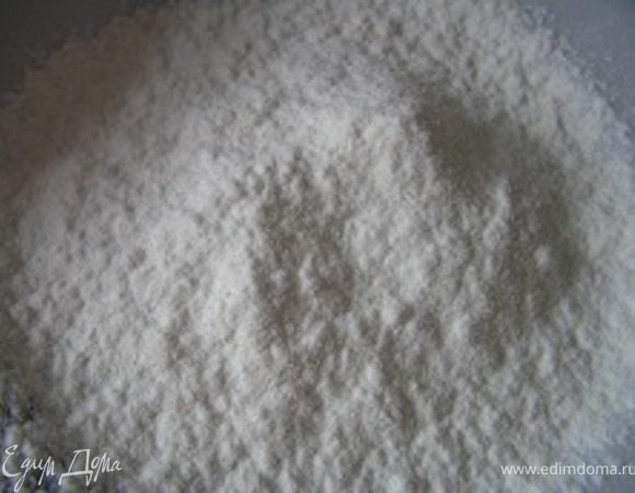 В плоскую тарелку насыпать муку.