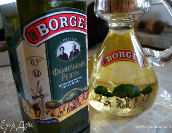 Почистить овощи, порезать. С огурца снять шкуру (чтобы не быть зеленым :-). Фету порезать кубиками. Добавить оливки, тоже в цветовой гамме. Заправить прекрасным, душистым маслом класса экстра фамильного резерва :-) .