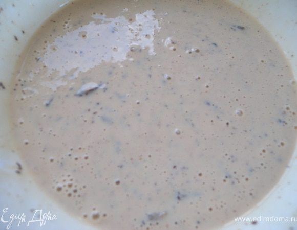 3. Взбить яйцо с сахаром, добавить сметану и крахмал. Залить пастилу смесью на 30 минут. 