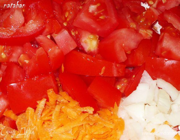 Овощи почистить и помыть. 1 луковицу мелко порезать, морковь нашинковать, помидоры и болгарский перец порезать на небольшие кусочки.