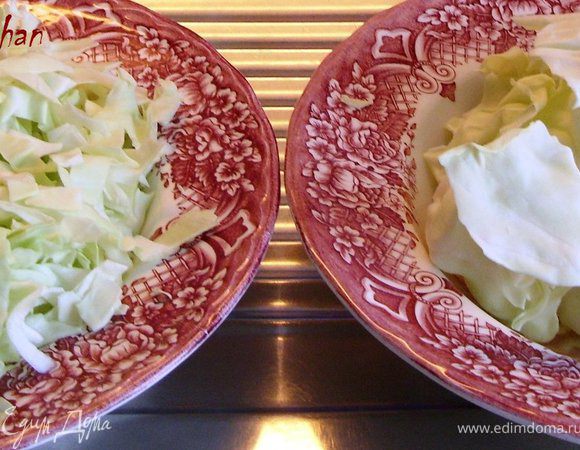 Кочан капусты разобрать на листья. Капустные листья разделить: в одну кучку - мягкие и тонкие части листа, а в другую - твёрдые и толстые. Мягкие и тонкие части порезать узкими и короткими полосками, а твердые и толстые разорвать на квадратики 5х5 см.