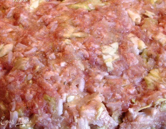 Аккуратно вмешать в мясной фарш мягкие и тонкие полоски капусты.