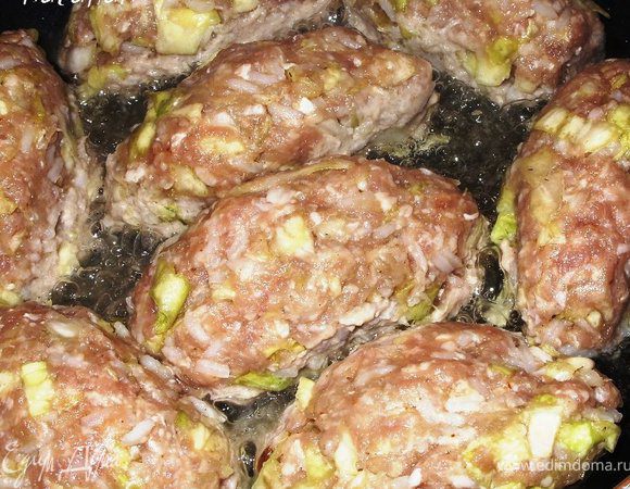 Сформировать из фарша крупные котлетки и обжарить их в растительном масле.