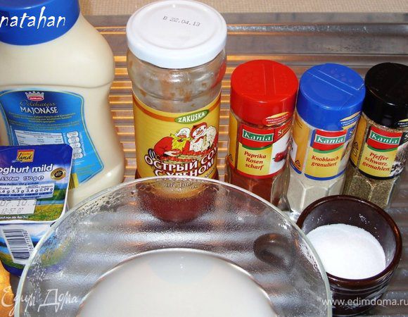 Приготовить соус для тушения котлеток: Соединить кефир, майонез, томатный соус и воду из-под отварного риса. Добавить соль и специи. Хорошо всё смешать. 