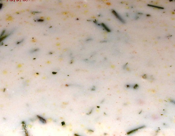 Попробовала - мне чего-то не хватает, да и самого соуса маловато.
Добавила ещё пол кружечки воды, сухой куриный бульон и рубленную зелень.  Хорошо всё смешать.