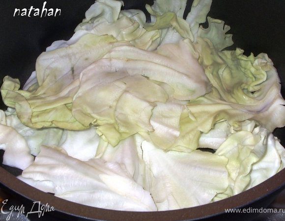 В кастрюле-котелке выложить дно кусочками листьев капусты. 