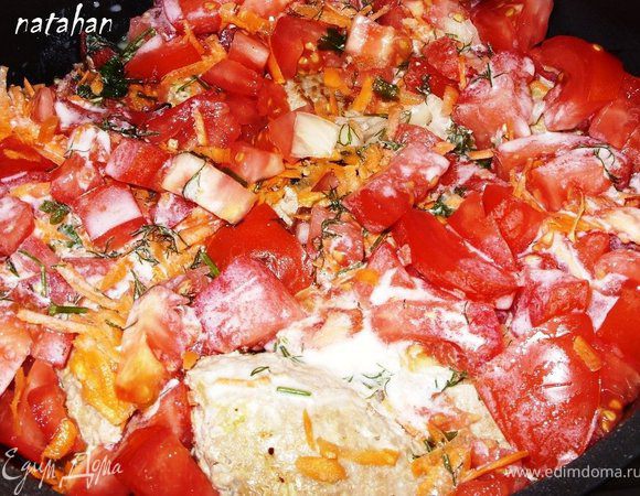 На капустные листья выложить котлетки. Сверху распределить порезанные овощи и залить соусом.