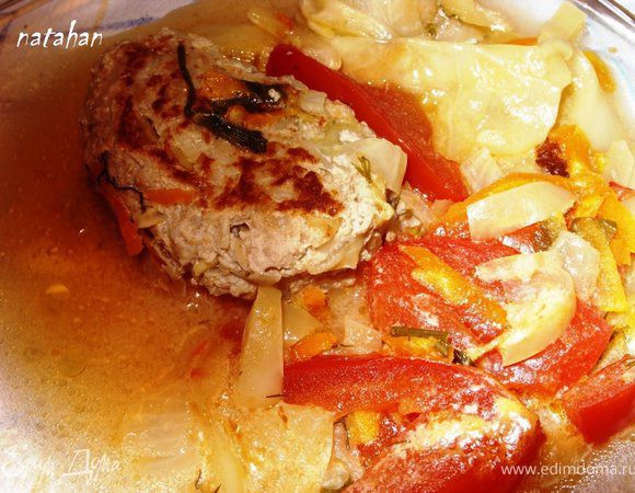 Аккуратно придавить-утопить всё в соусе и тушить минут 35-40.
Ленивые голубцы готовы!