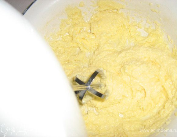 Масло растираем с сахаром, слегка взбиваем.