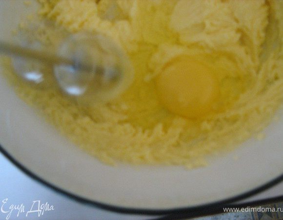 Взбивая, добавляем по очереди яйца