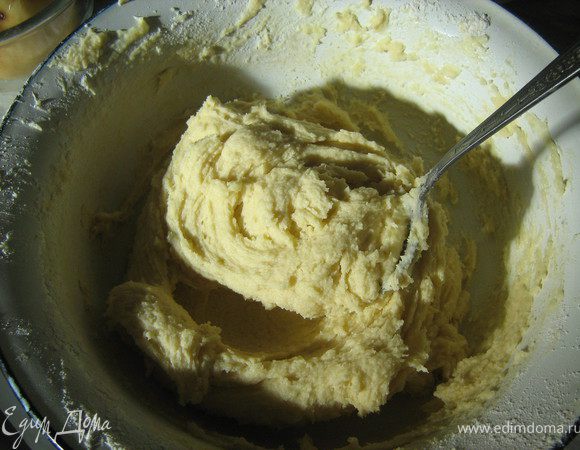 Постепенно ввести  муку,оставив примерно треть стакана, замесить мягкое тесто. 1/3 его смешать с оставленной мукой и  отправить в морозильник(это на крошку).