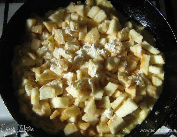 яблоки смешать с сахаром и выложить на тесто, присыпать мукой, выложить на тесто