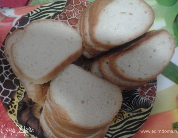 Батон нарезаем и обжариваем на растительном масле с одной стороны.