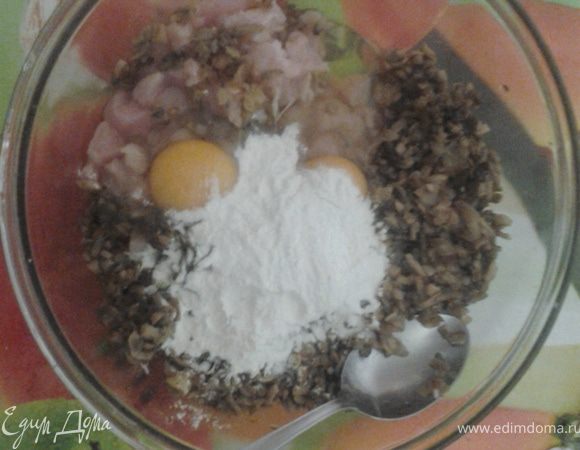 Добавить яйца, майонез, муку, соль, перец. Можете добавить травки какие Вам нравятся, я не добавляла.