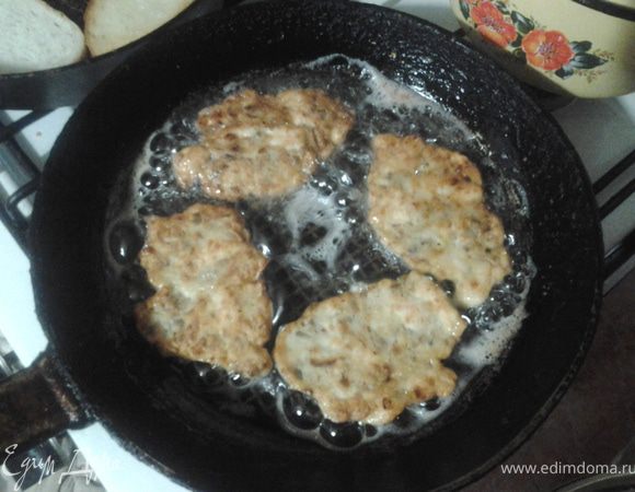 На раскаленную сковороду наливаем щедро растительного масла. Выкладываем наши отбивные как оладьи, разравнивая и предавая форму ложкой. На одну отбивную у меня уходило чуть больше столовой ложки.