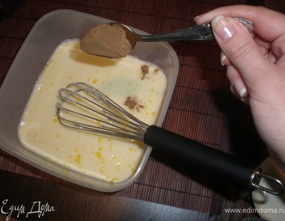 В большой миске взбить яйца с молоком. Добавить сахар, ванилин и корицу. 