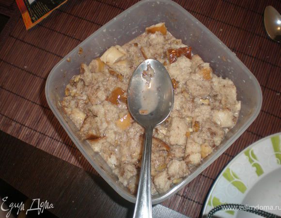 Всё перемешать пока смесь не станет однородной. Затем добавить хлеб и орехи.