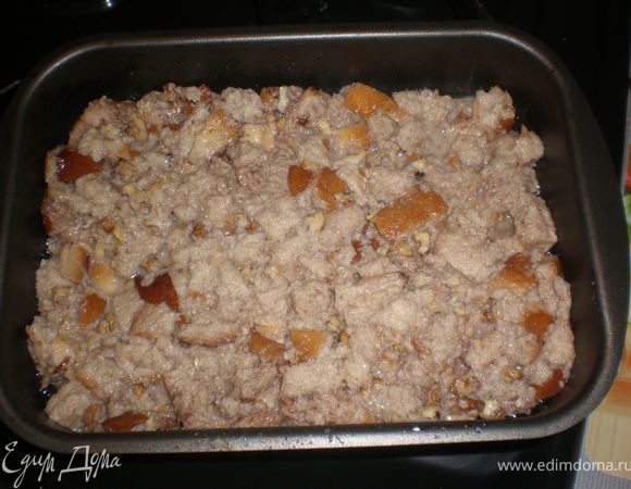 Смазать маслом форму, вылить в неё яично-хлебную смесь.