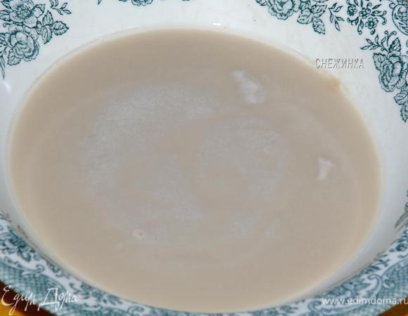 Дрожжи развести в теплой воде (не горячей и не холодной!), оставить минут на 15, чтобы они ожили, и появилась шапочка.