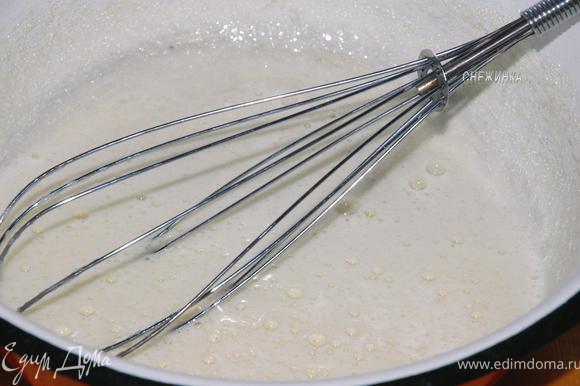 В миску, в которой будет тесто, вбить яйцо, добавить сахар и хорошо растереть, взбить венчиком.