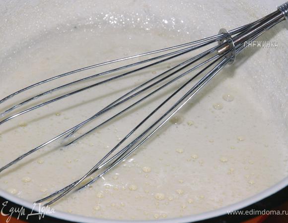 В миску, в которой будет тесто, вбить яйцо, добавить сахар и хорошо растереть, взбить венчиком.